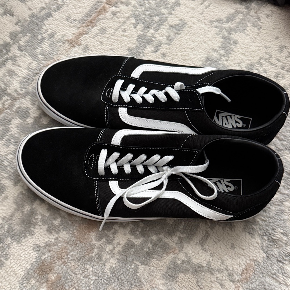 Vans Men's Black and White Sneakers
